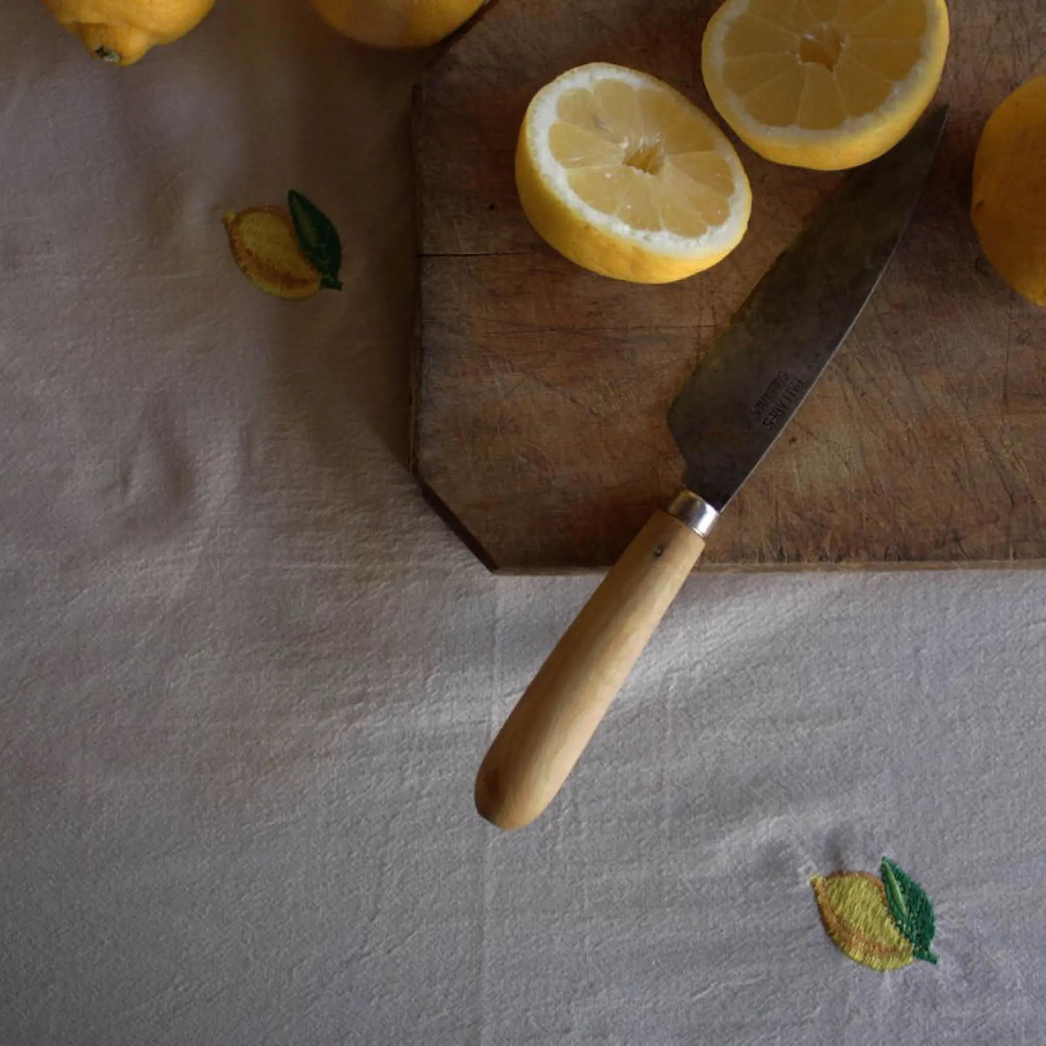 Midnatt Lemon bordsduk 180x145 cm beige/gul