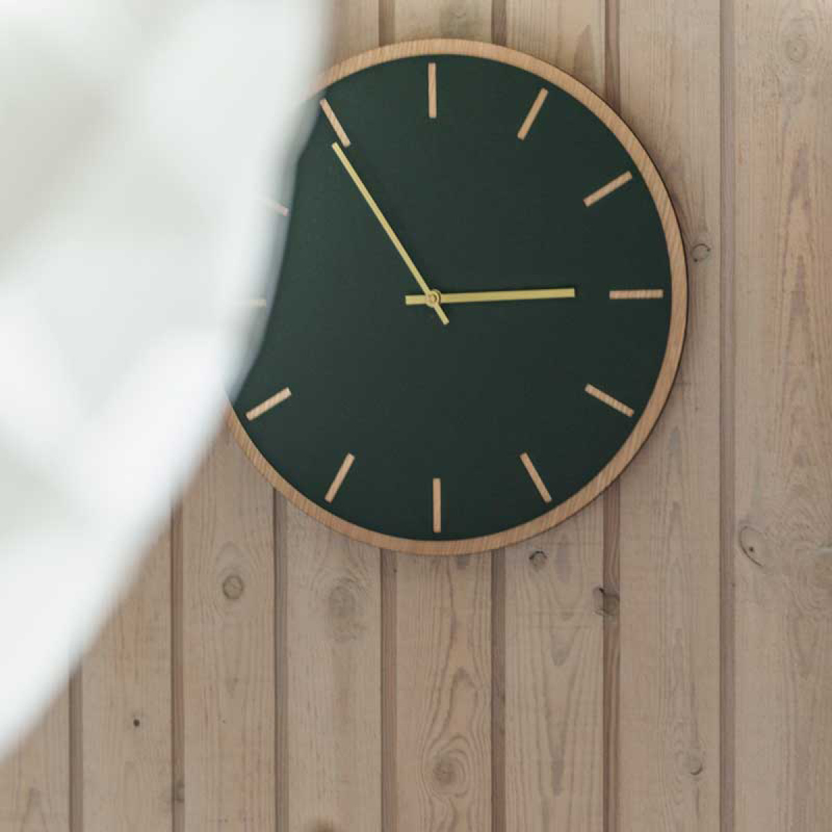 Hemverk Conifer Oak väggklocka 38 cm mörkgrön med guldvisare