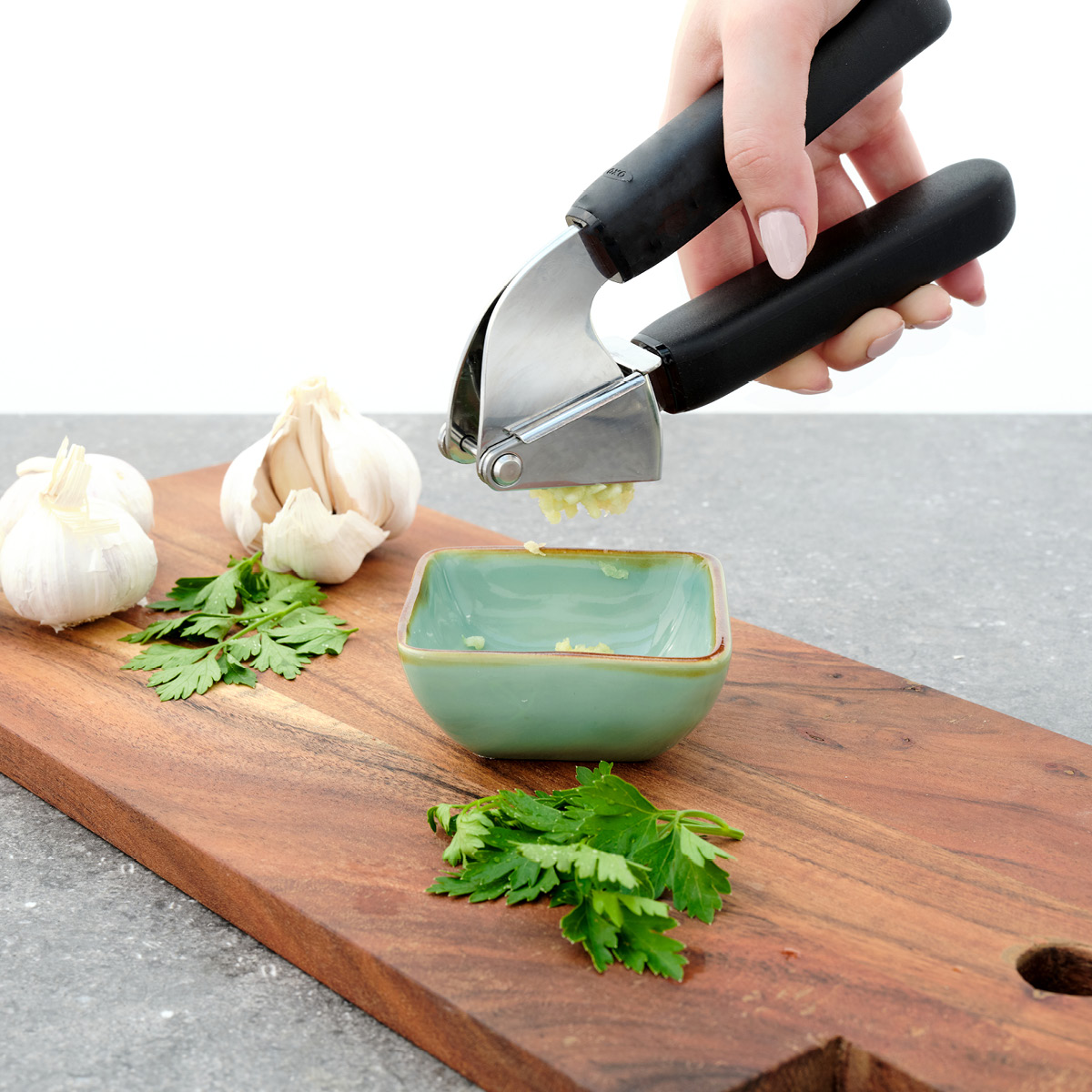 Oxo Vitlökspress 17,5 cm svart/grå