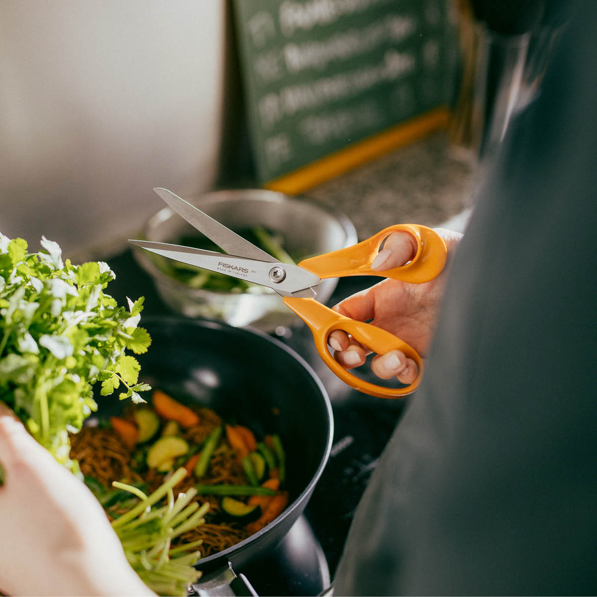 Fiskars Classic universalsaks 21 cm oransje/stål