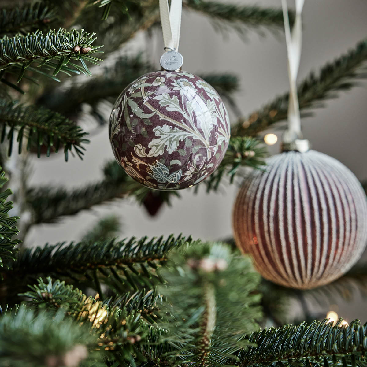 Lene Bjerre Norille julkula 10 cm mörkröd ribbad