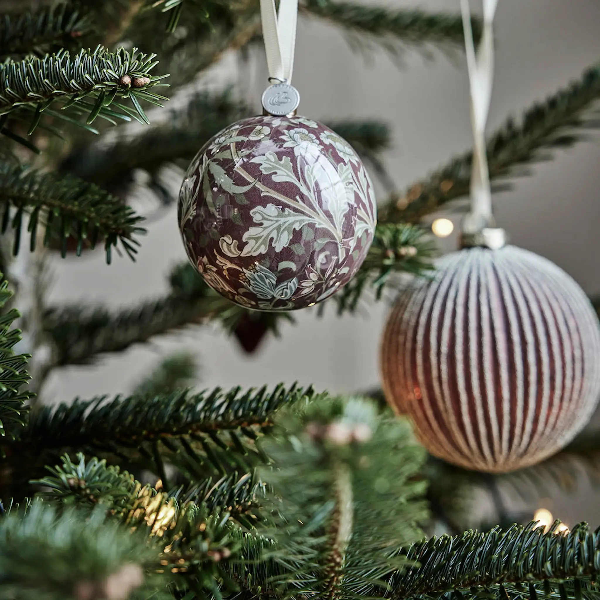 Lene Bjerre Norille julkula 10 cm mörkröd ribbad