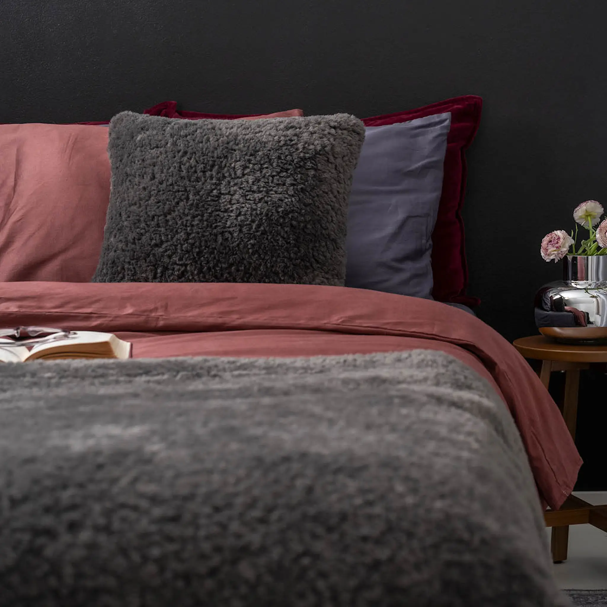 Fanni K Påslakanset satin 150x210 cm burgundy
