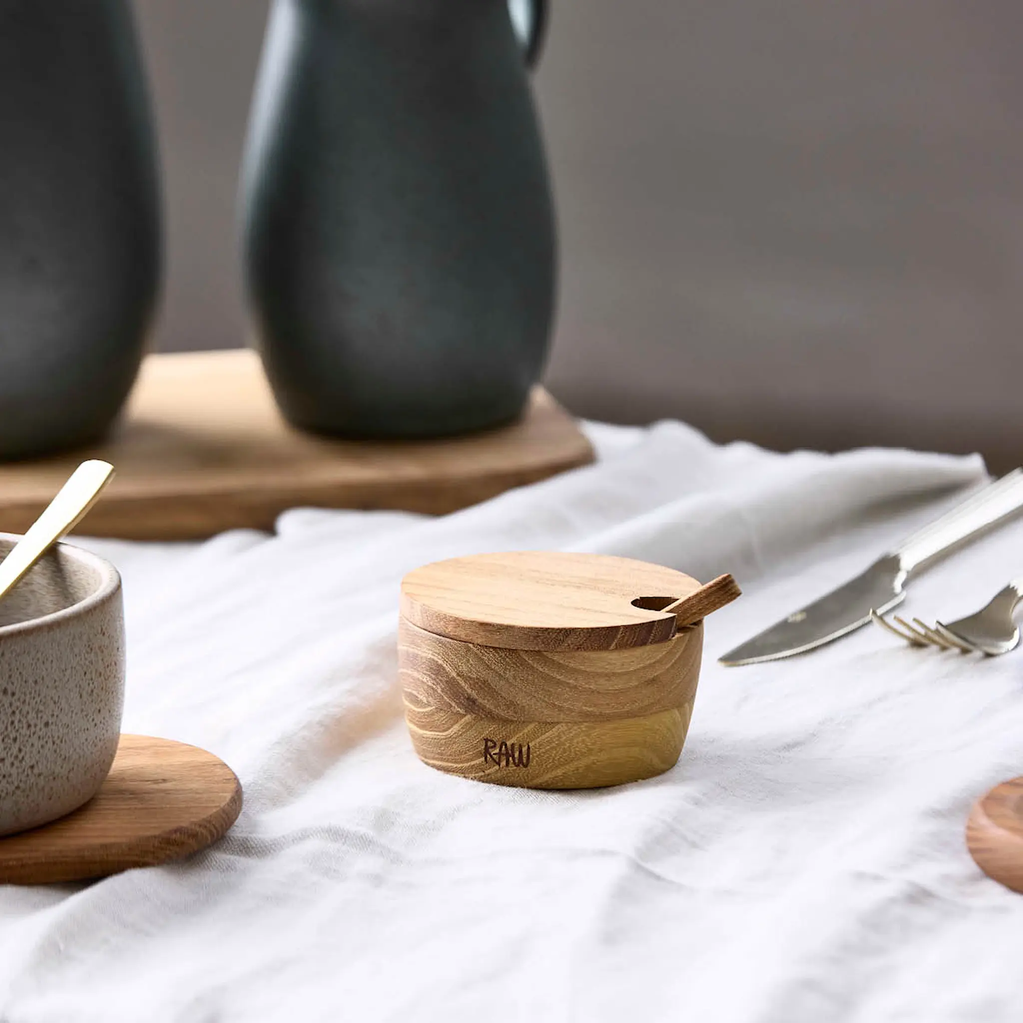 Aida RAW Teak saltkar med lock och sked 4 cm