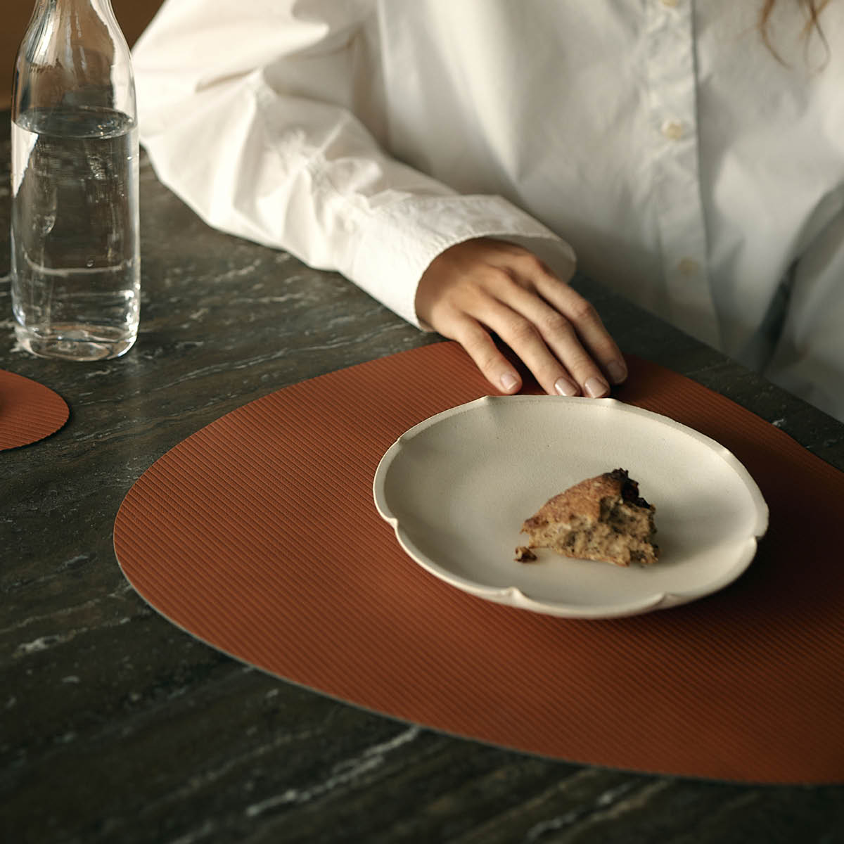 LIND DNA Curve Corduroy bordstablett 37x44 cm Rust