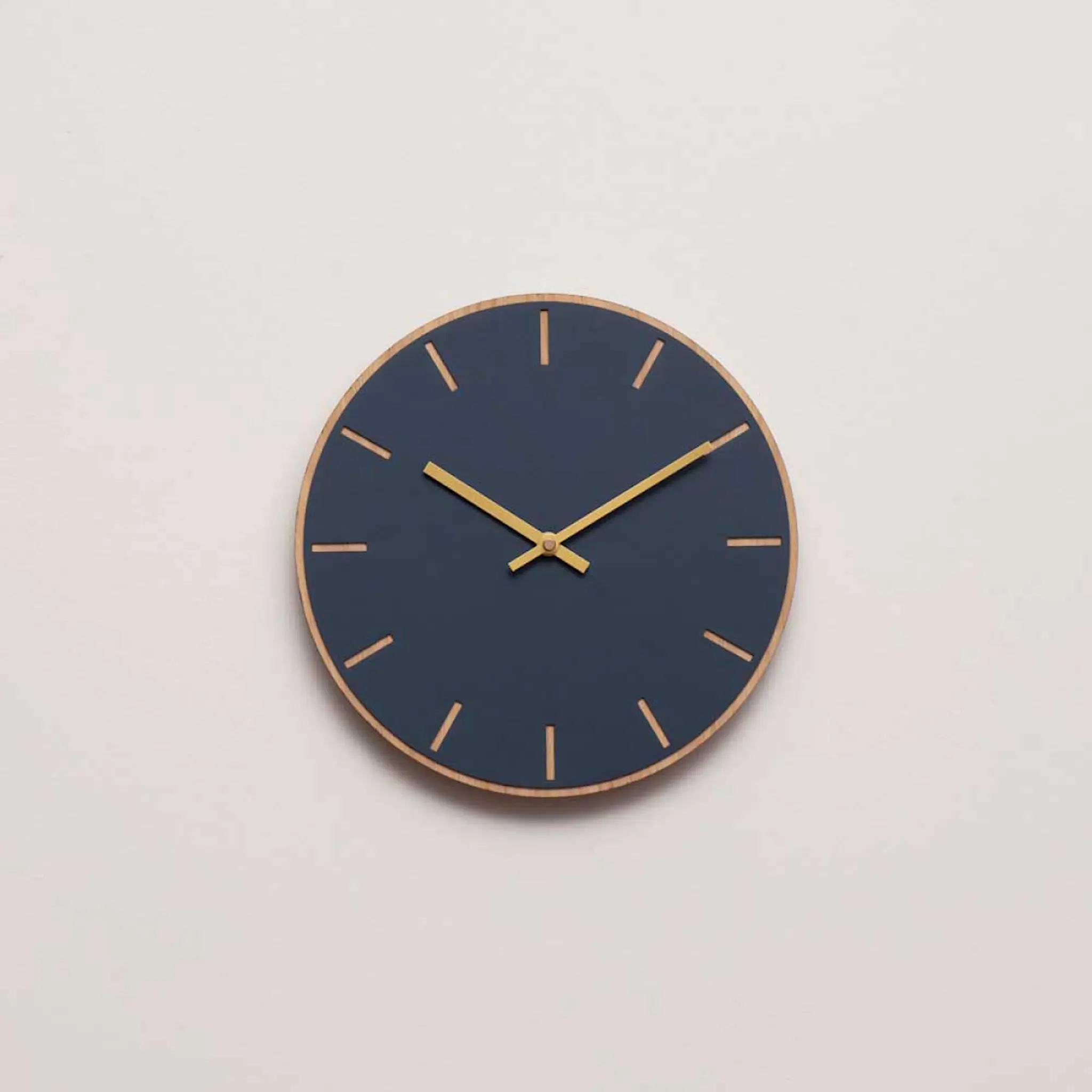 Hemverk Smokey Blue väggklocka 28 cm blå med guldvisare