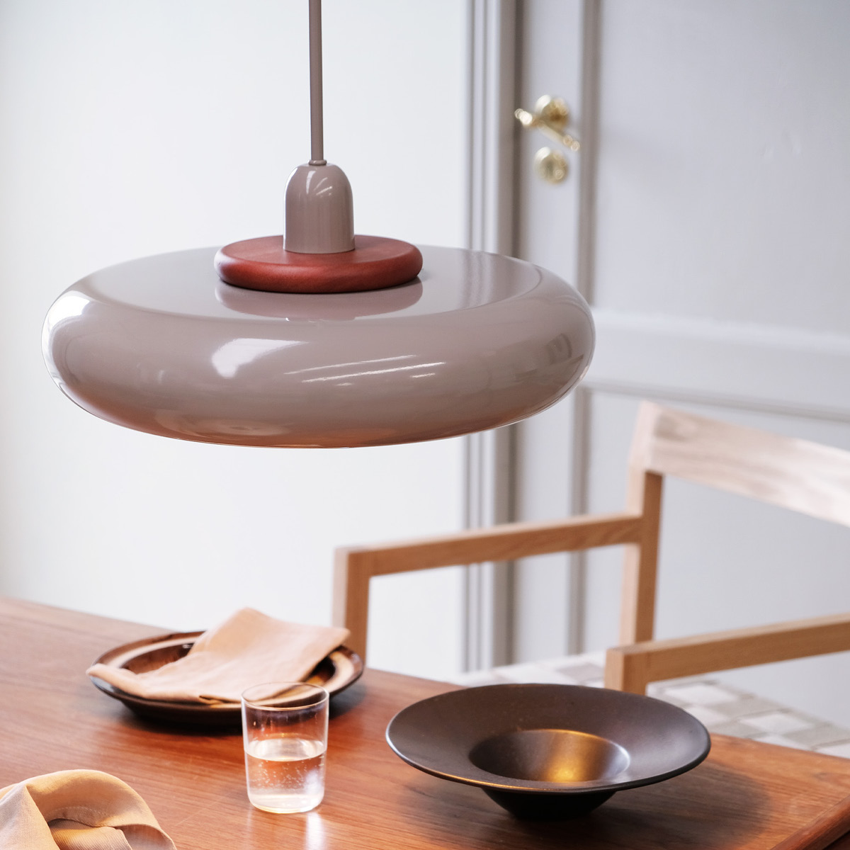 Dyberg Larsen Planet pendellampa 36 cm latte