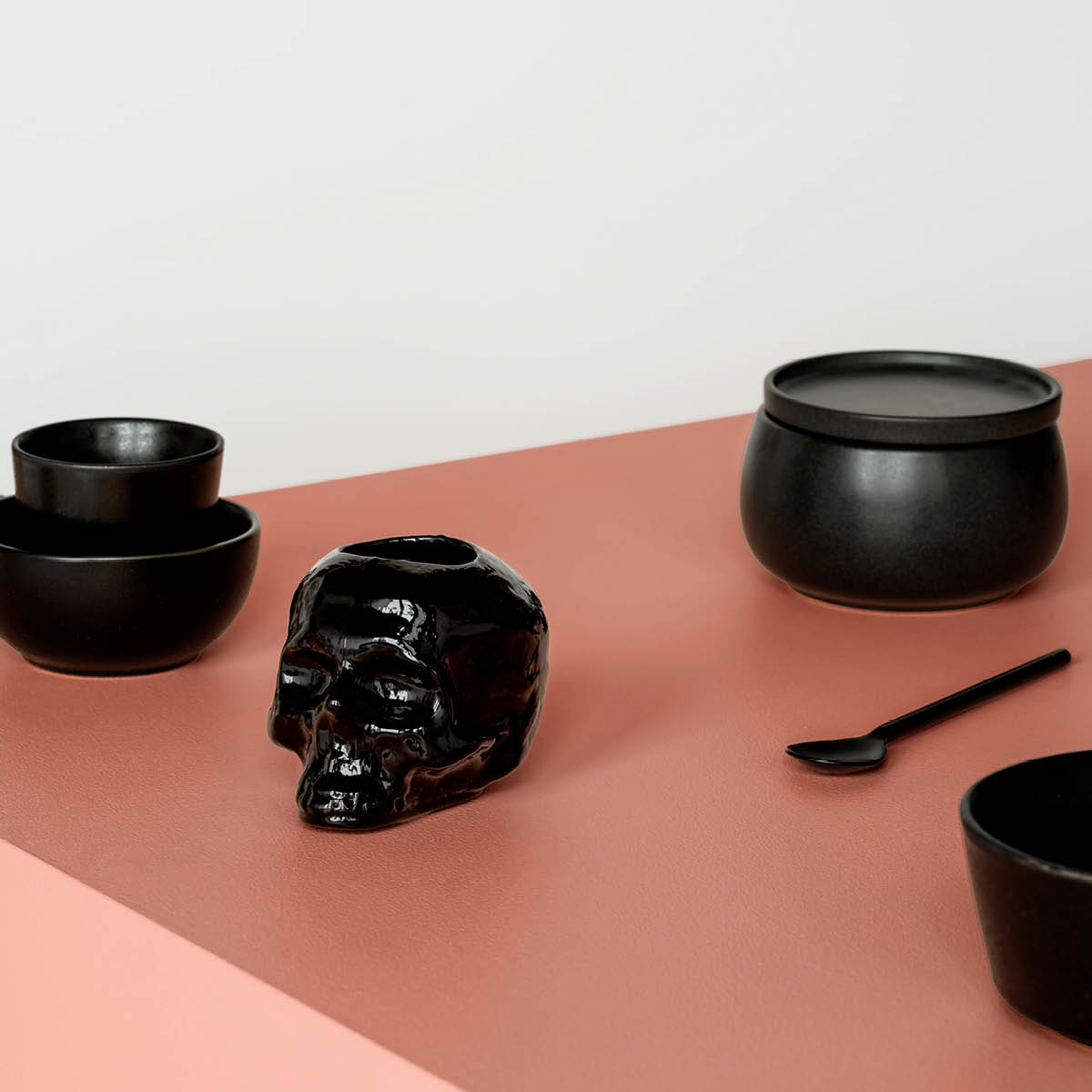 Kosta Boda Still Life Skull Kynttilälyhty 8,5 cm Musta