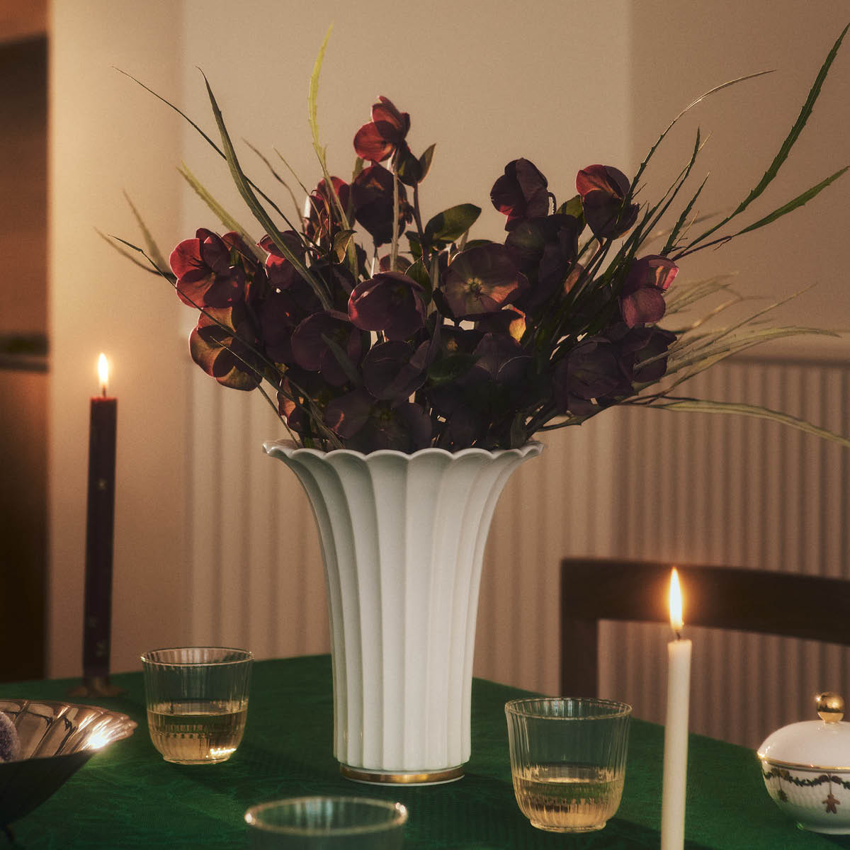 Royal Copenhagen Vit vas med guldkant 23 cm