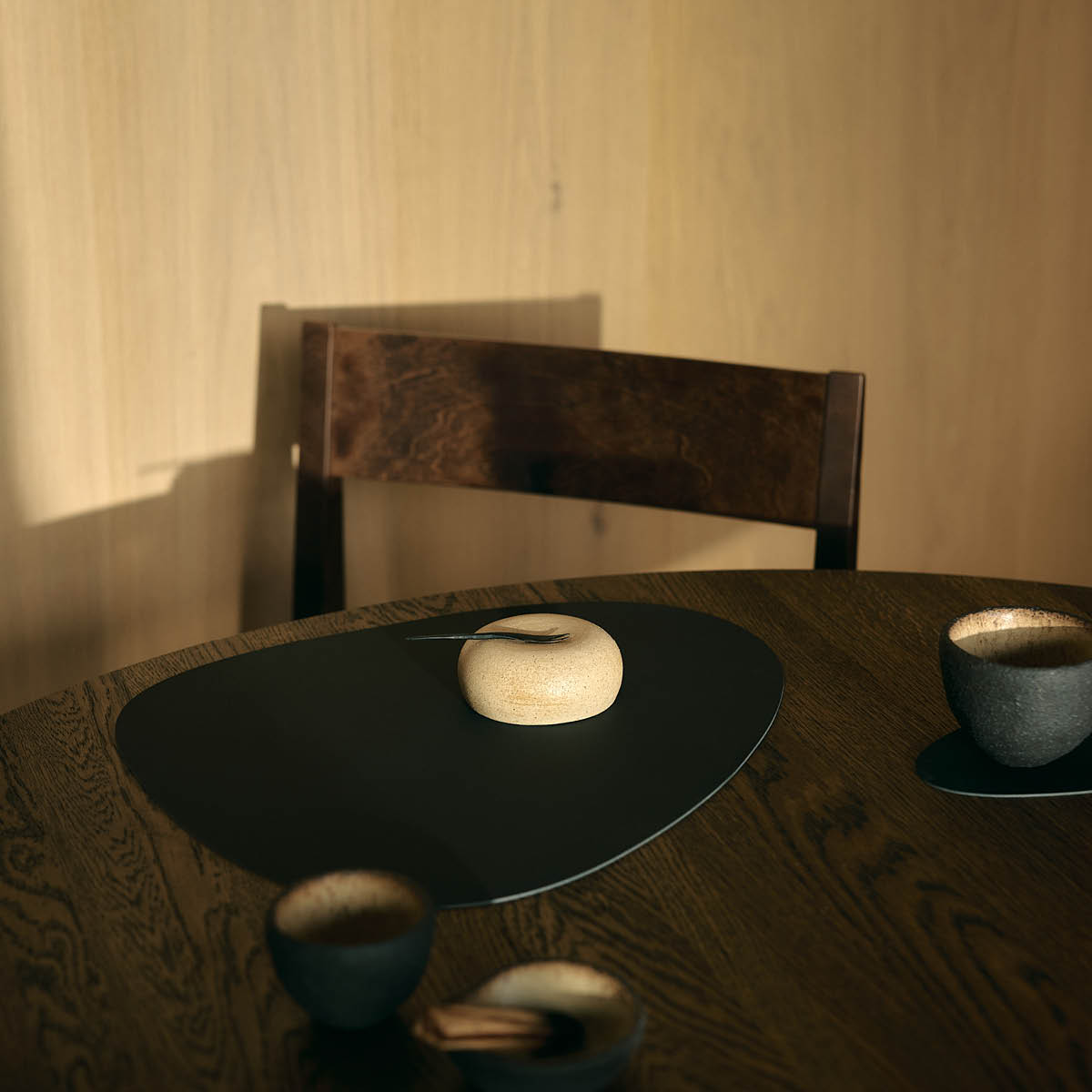 LIND DNA Curve Nupo bordstablett 37x44 cm Black Ink