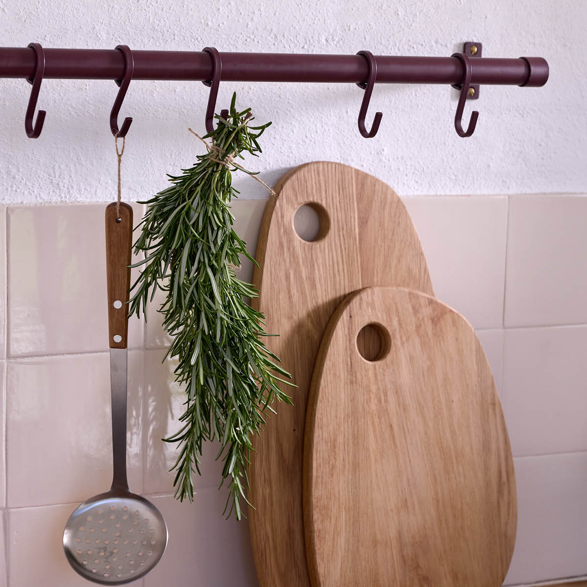 Mette Ditmer HANG-IT kjøkkenstang med kroker 70 cm vinrød