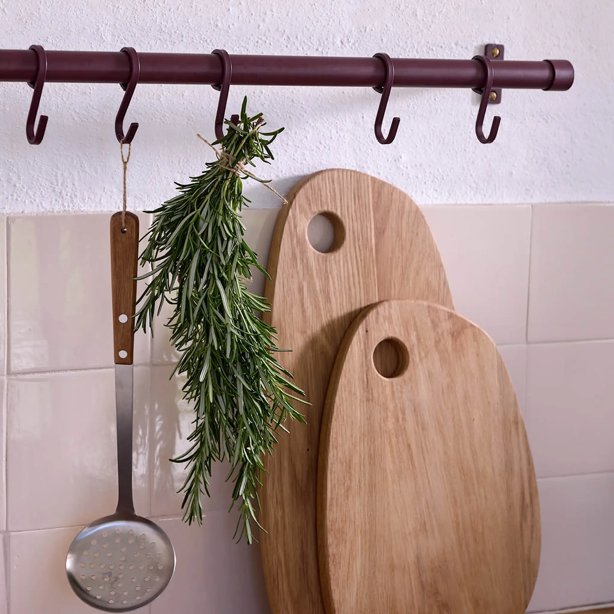Mette Ditmer HANG-IT kjøkkenstang med kroker 70 cm vinrød