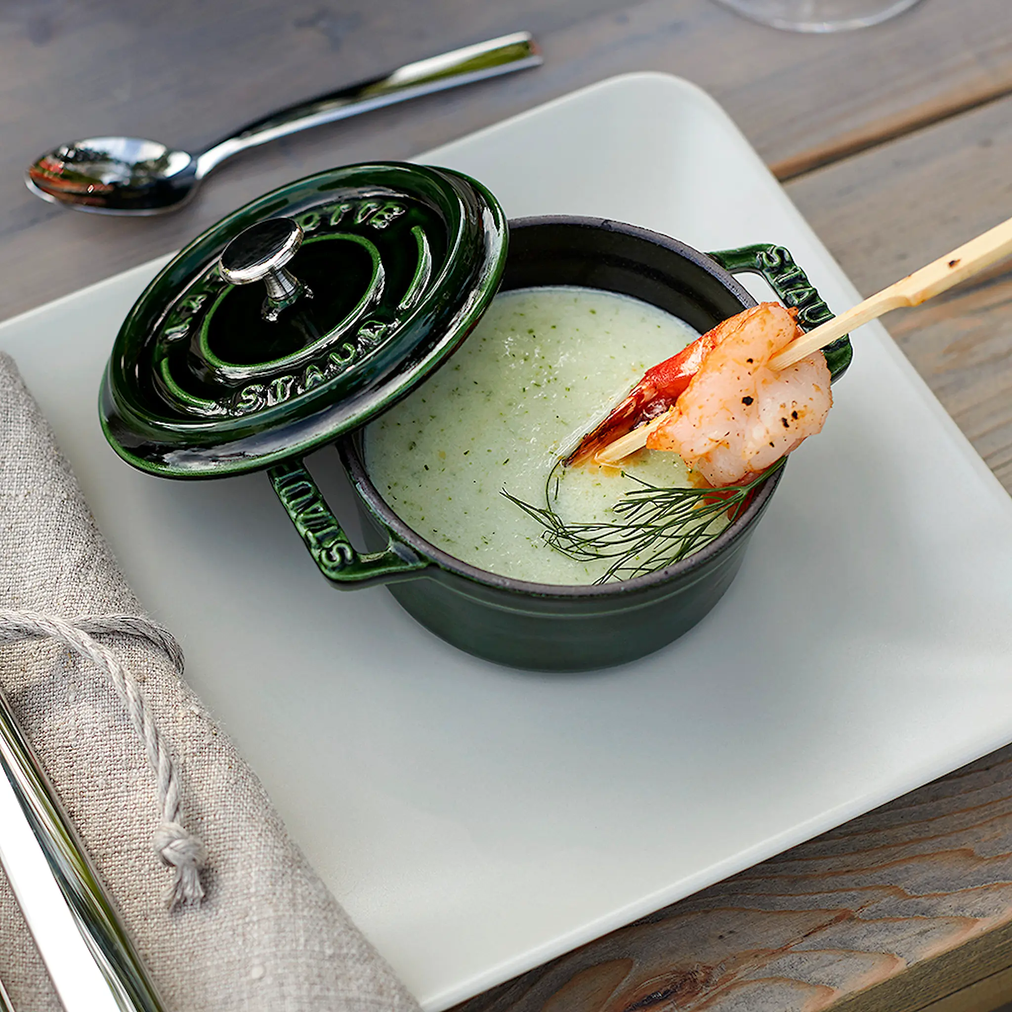 Staub Støpejernsgryte 0,25L rund grønn hover