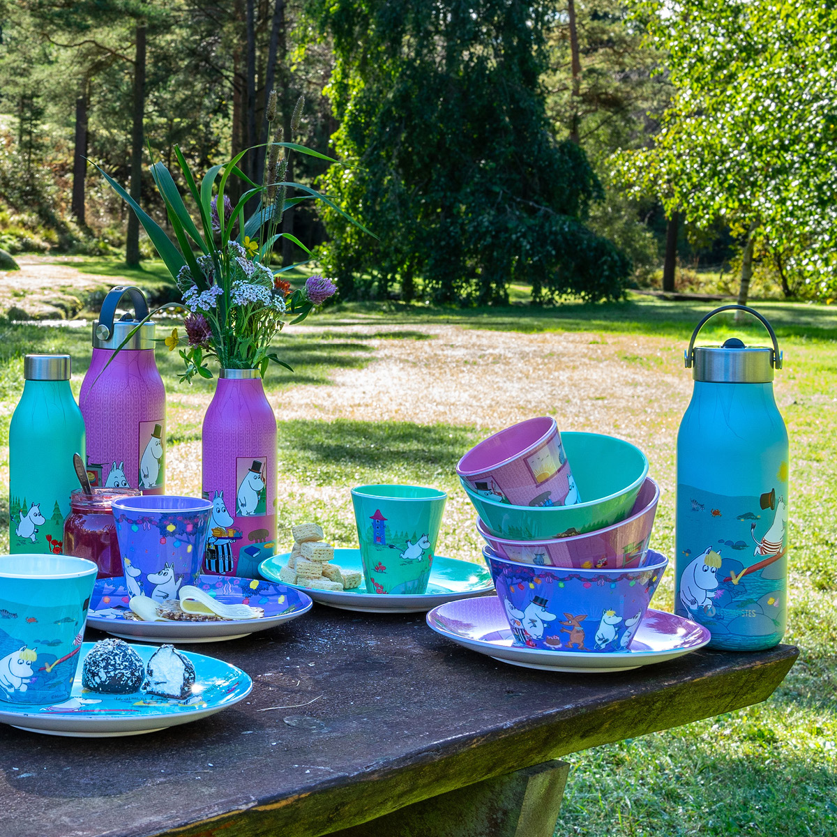 Les Artistes Bottle Up Mumin termosflaska 1 L Playing on the beach blue