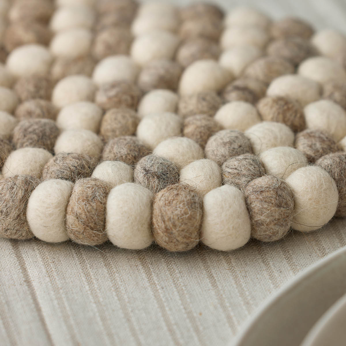 Holmen Dakota grytunderlägg 33x18 cm sand/vit