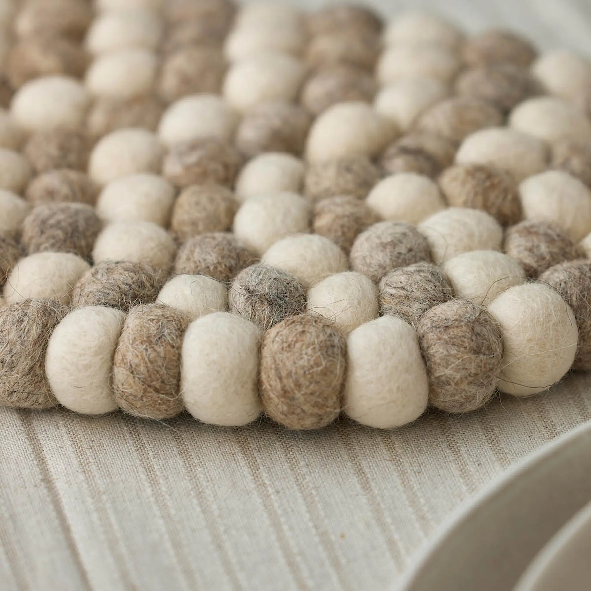 Holmen Dakota gryteunderlag 33x18 cm sand/hvit