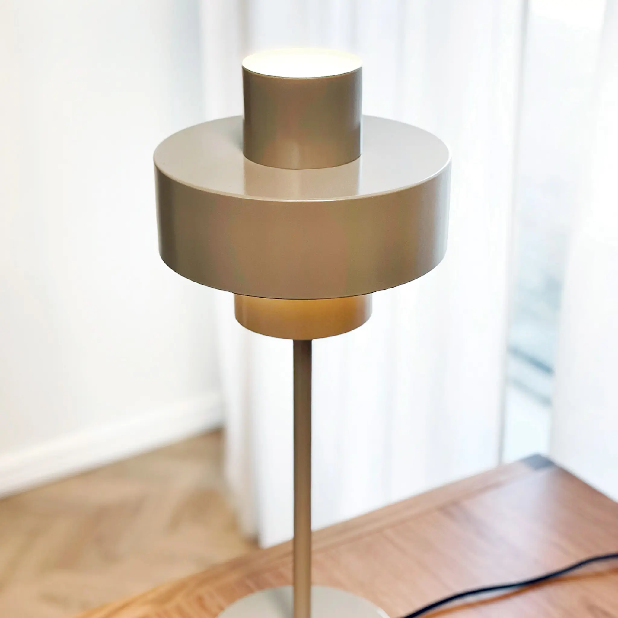 Dyberg Larsen Stoke bordslampa 49,5 cm varmgrå
