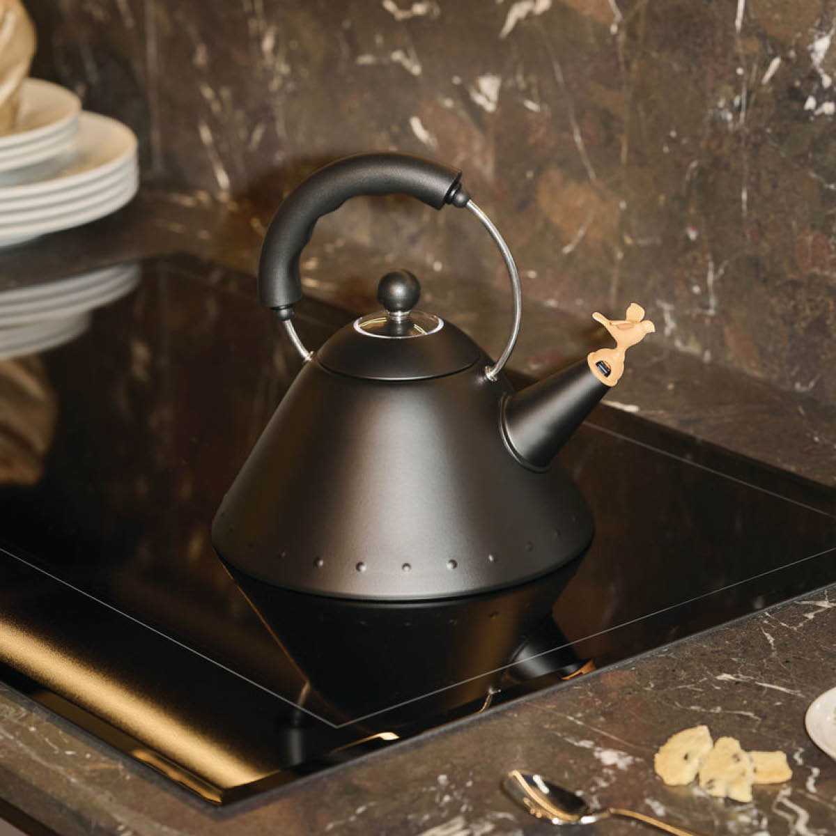 Alessi 9093 vattenkokare 2 L svart/orange