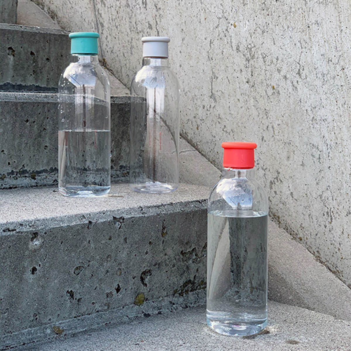 RIG-TIG Drink-It Vesipullo 75 cl Vaaleanharmaa