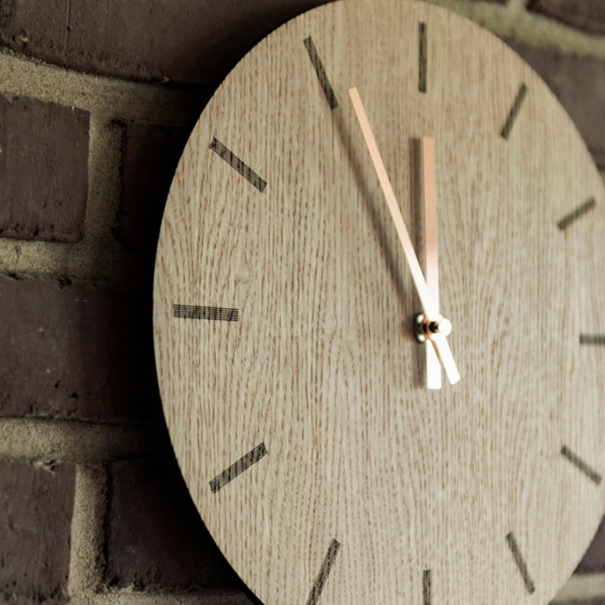 Hemverk Light Oak Seinäkello 38 cm Vaalea tammi/Kulta