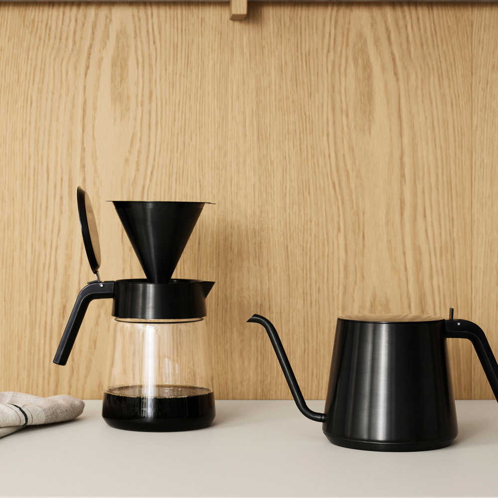 Stelton Nohr Gooseneck Vedenkeitin Black Metallic