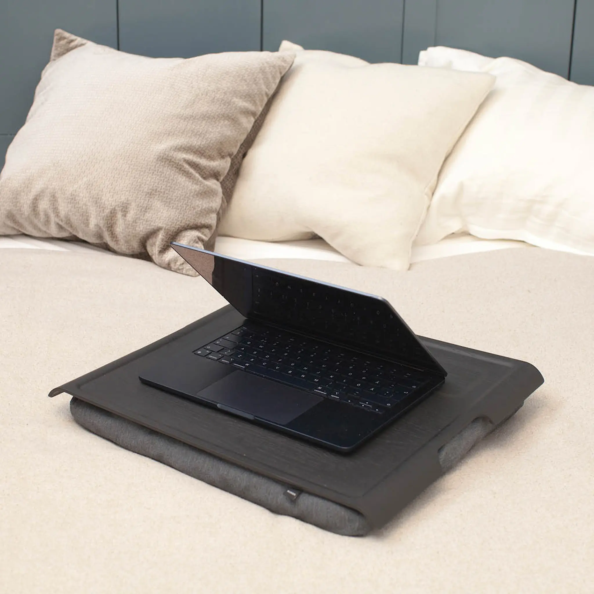 Bosign Laptray Sylitarjotin anti-slip 43x38 cm Musta/Harmaa