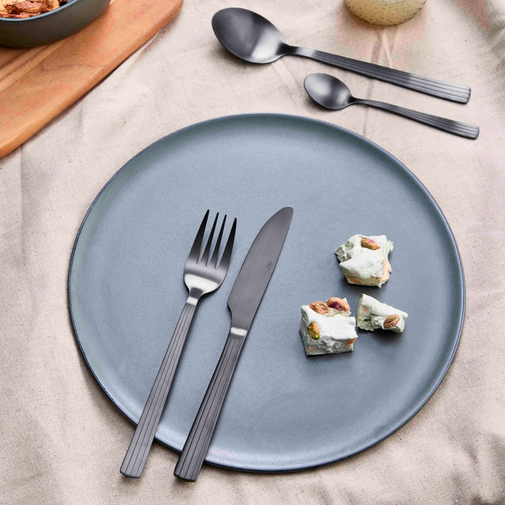 Aida Raw Bestick 48 del set Mattsvart