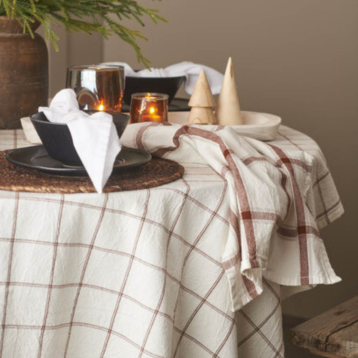 Holmen Tina duk 140x220 cm vit/brun