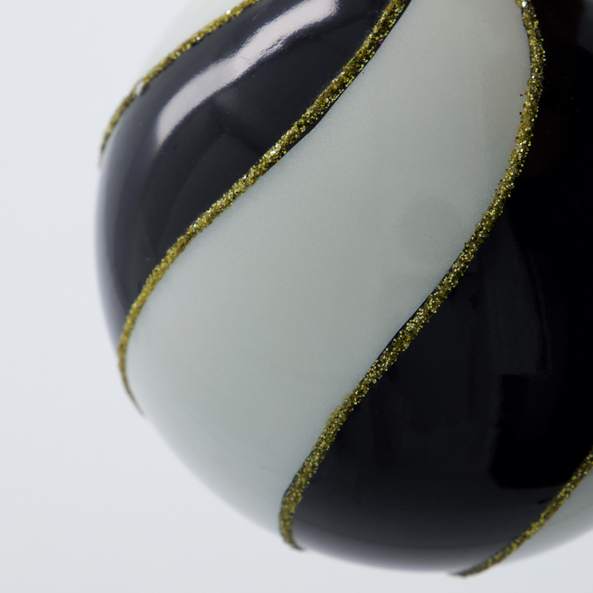 House Doctor Coil julkulor 8 cm 4-pack svart/vit