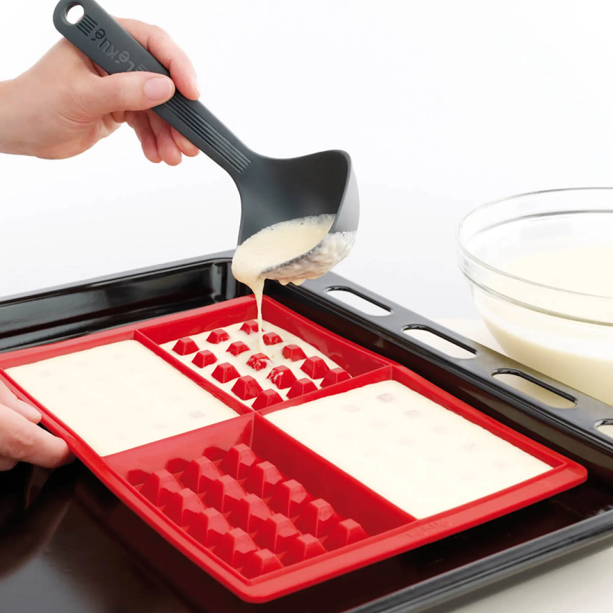 Lékué Silikonformar för 8 st fyrkantiga våfflor röd