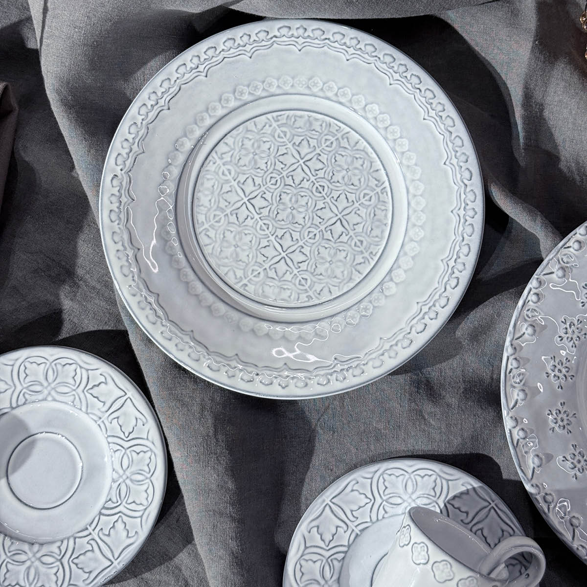 Bordallo Pinheiro Rua Nova Lautanen 22 cm Antiikinvalkoinen