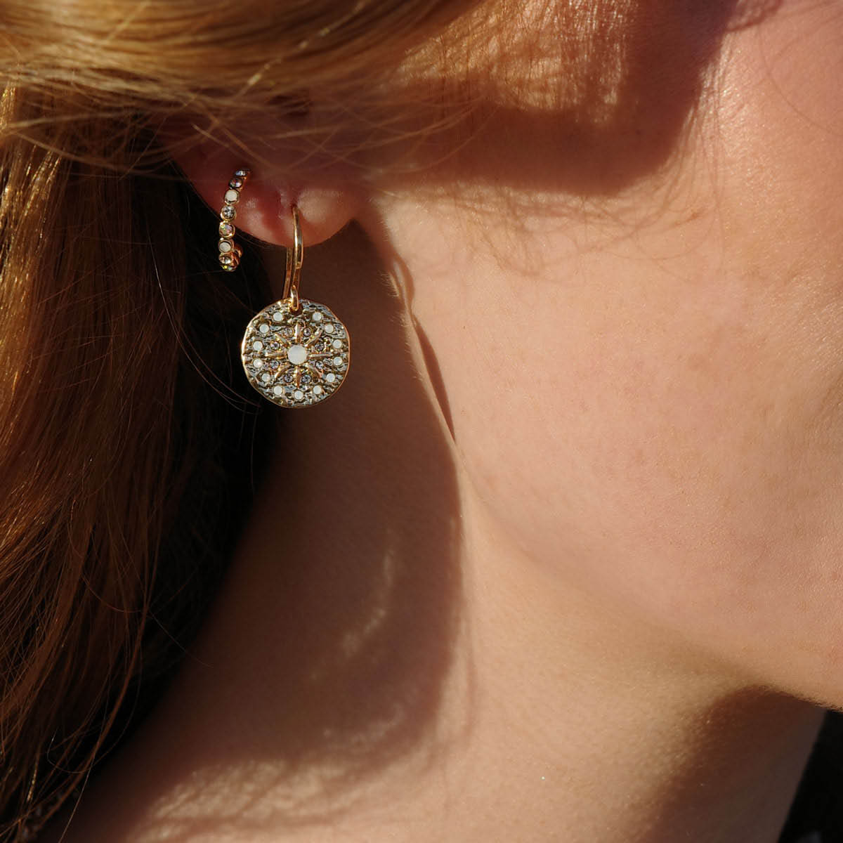 A&C Oslo AS Solstice Gold små øredobber 11 mm gull