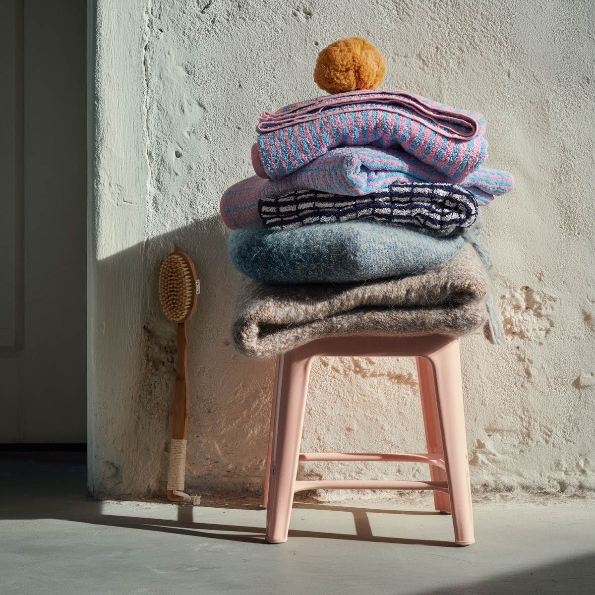 Juna Nuance handduk 50x100 cm mörkblå/vit