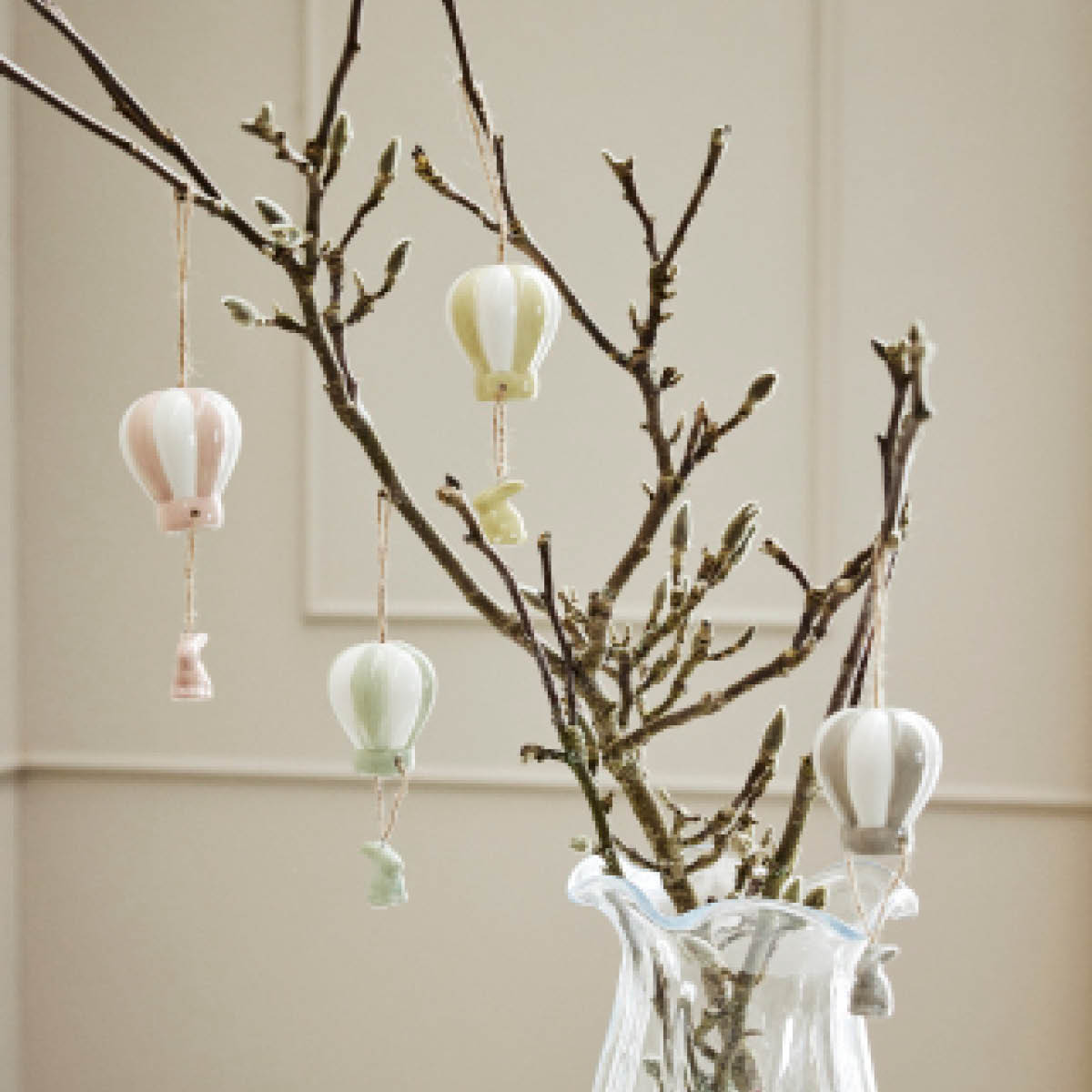 Lene Bjerre Deifilia Pääsiäiskoriste pupu kuumailmapallossa 11 cm Vaalenpunainen