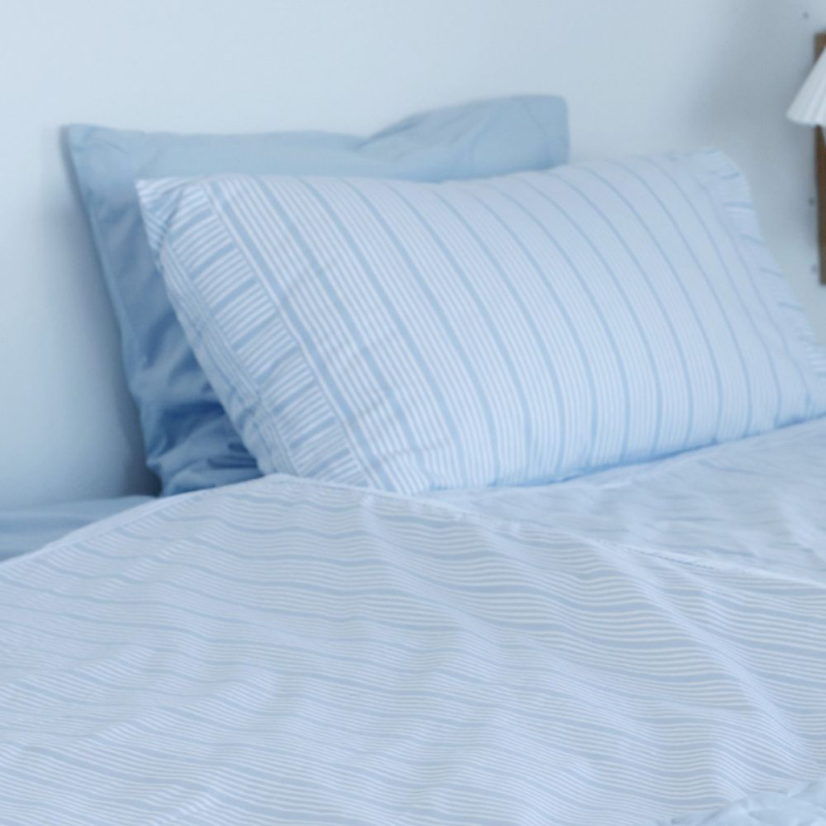 Home by Ilse Jacobsen Bedding Collection Pussilakanasetti 140x220 cm + 63x60 cm Powder Blue Stripes