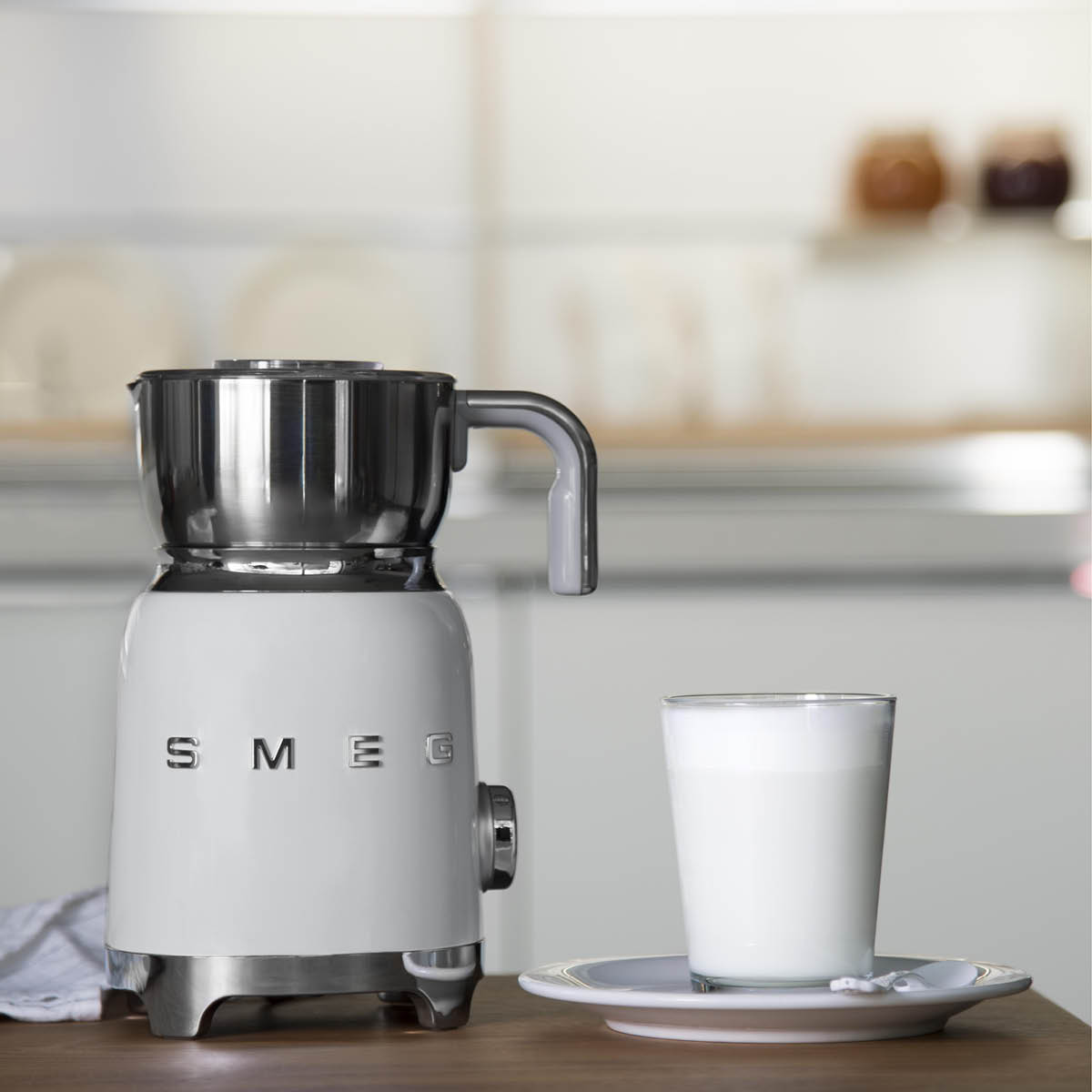 Smeg Smeg Mjölkskummare MFF11 600 ml Vit