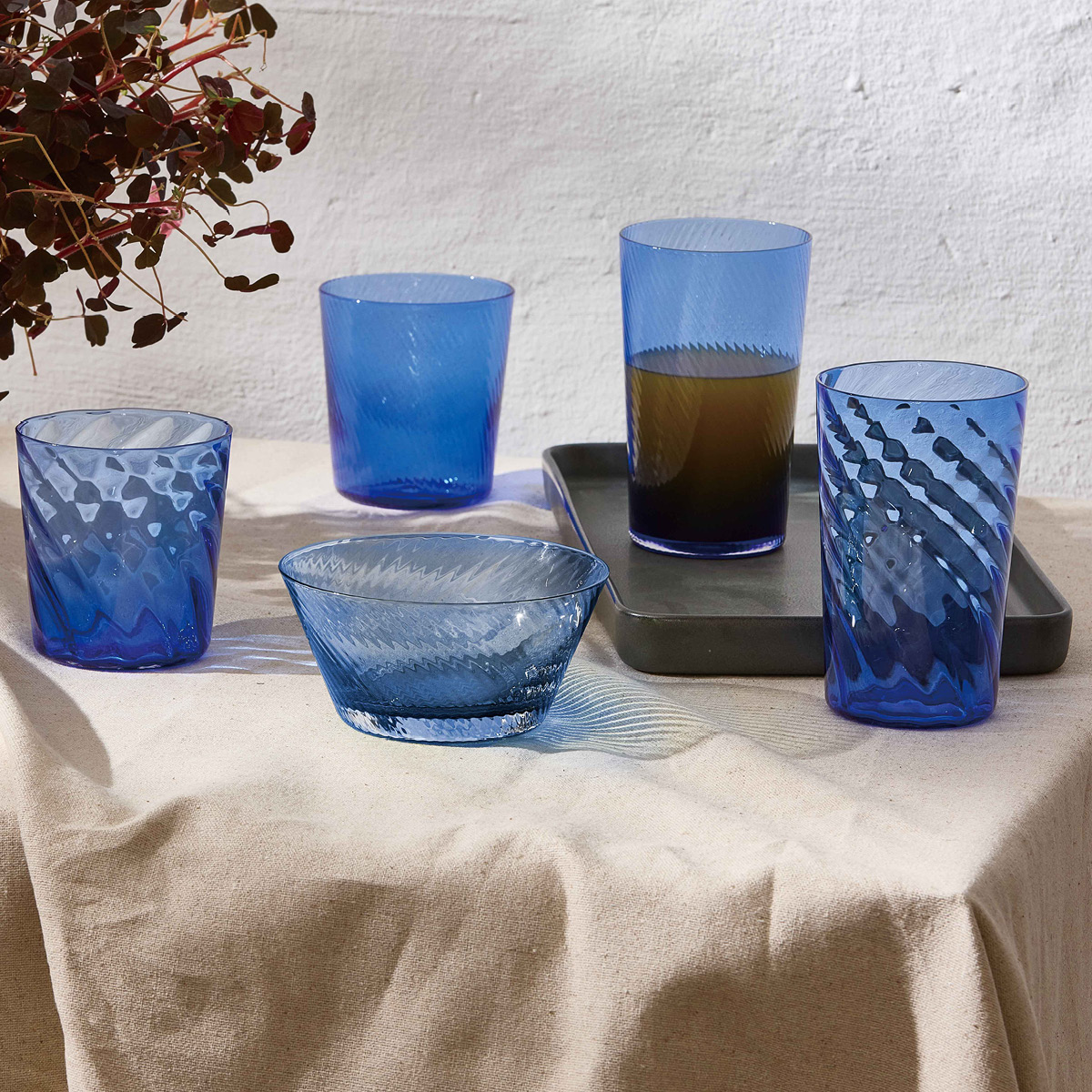 Aida RAW Unique swirl vattenglas 30 cl dark blue