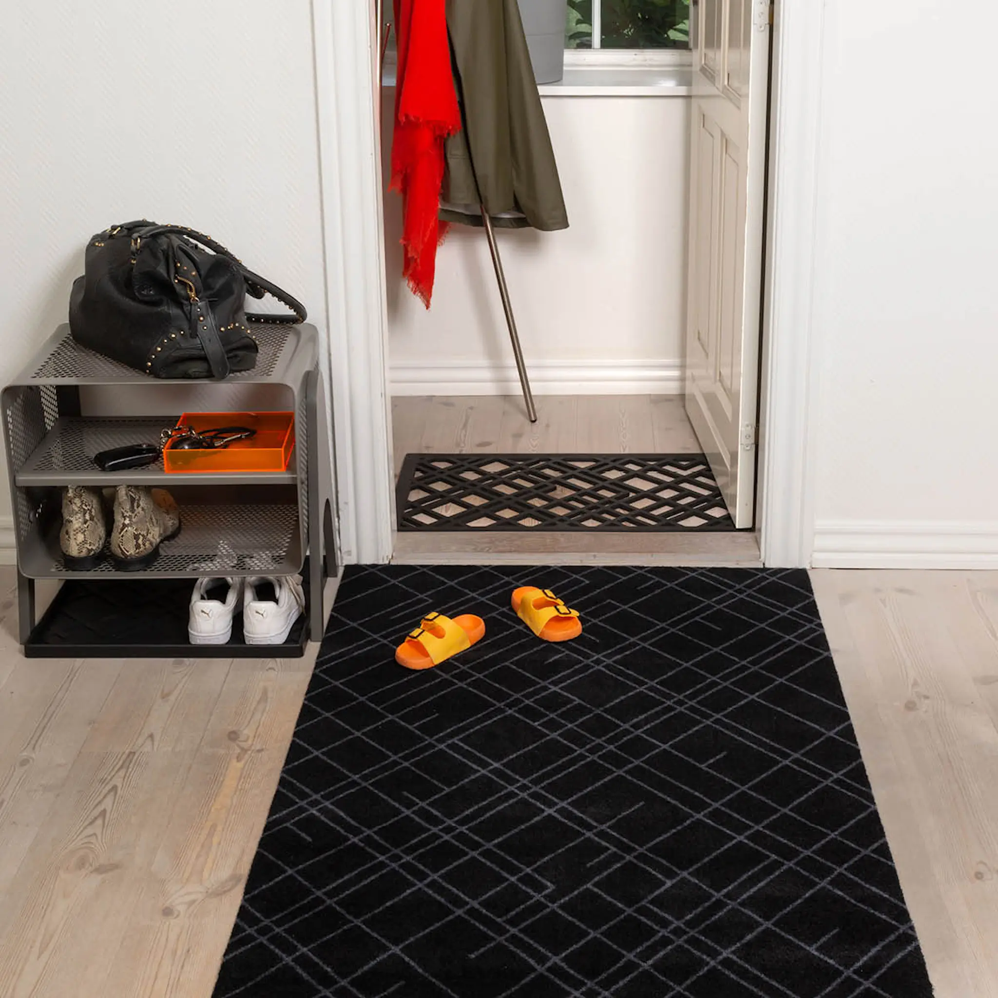 Tica Copenhagen Dot skobricka mellan 48x38x3 cm svart