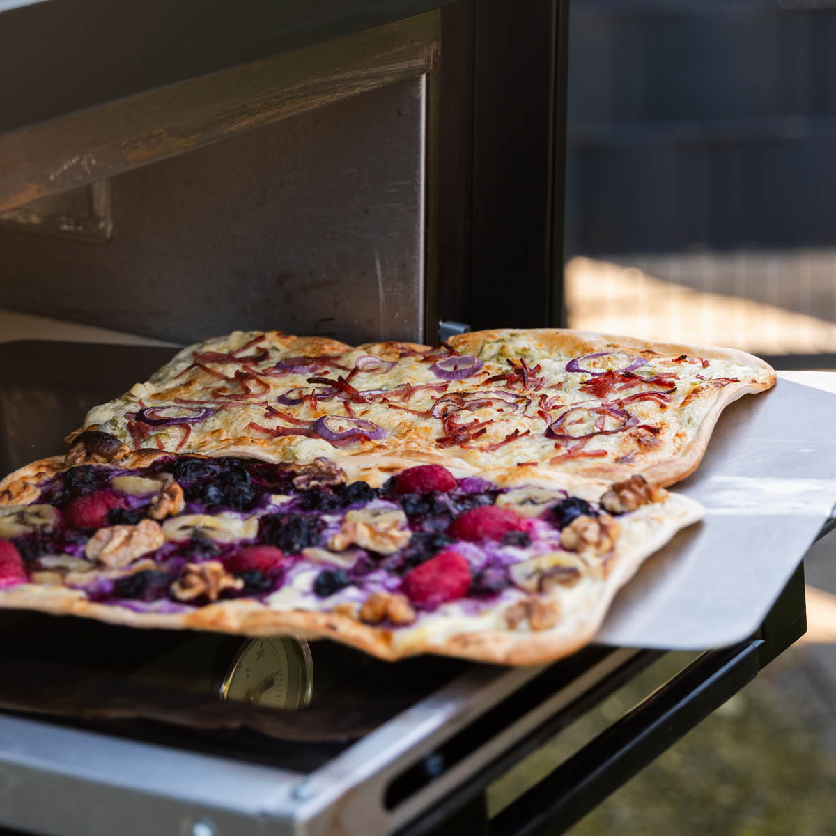 Grand Gourmet Pizzauuni monitoimiuuni ulkokäyttöön Musta
