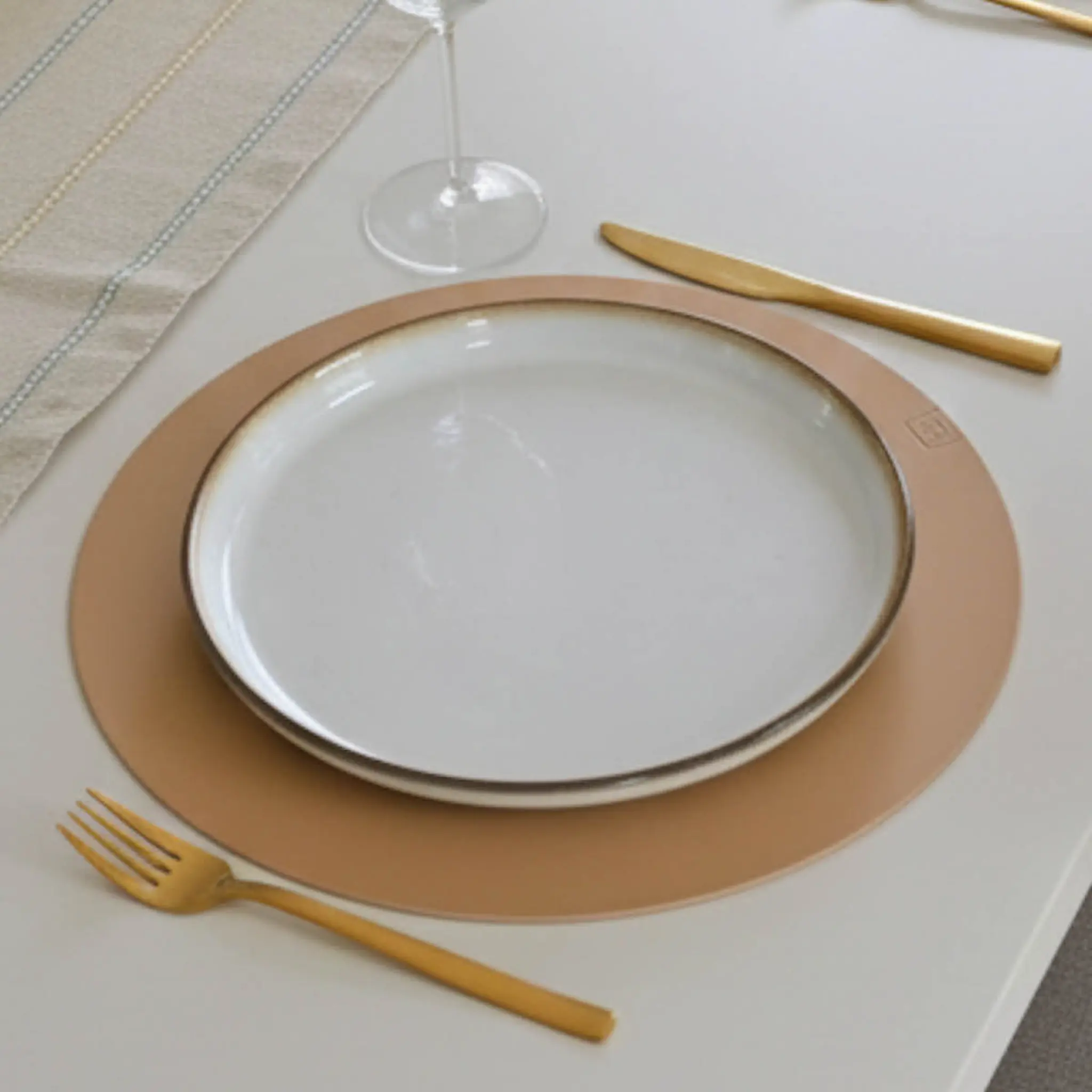 Nordan Home Bordstablett i läder rund 35 cm ljusbrun