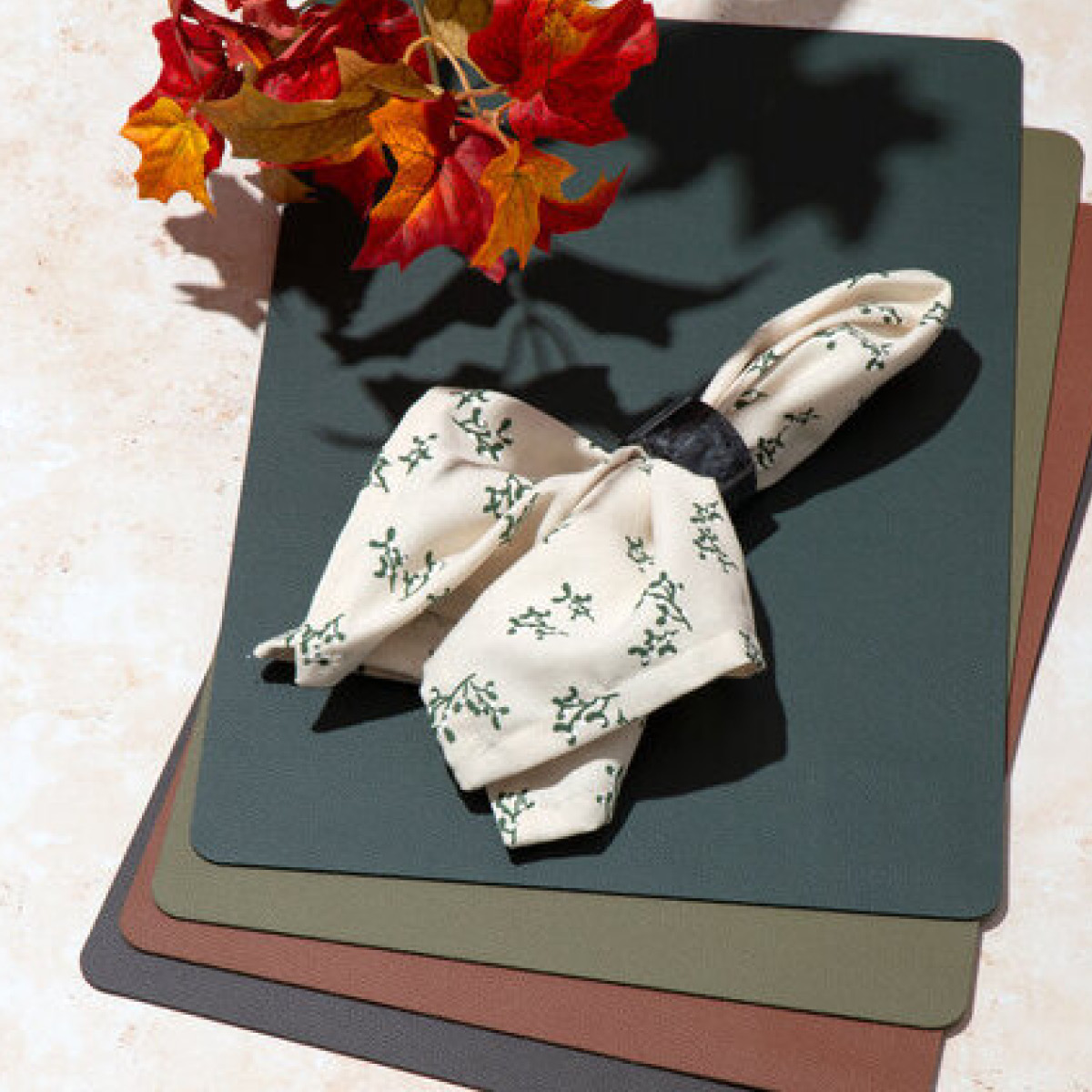 Holmen Adine serviett i bomull med broderi 45x45 cm natur/grønn