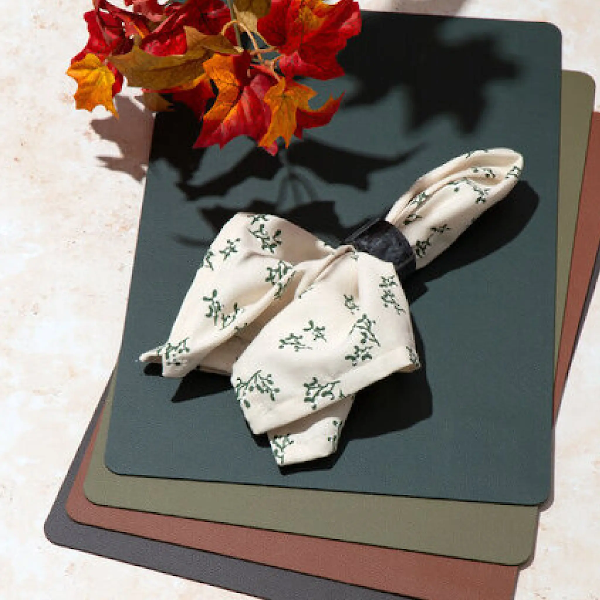 Holmen Adine tygservett med broderi 45x45 natur/grön