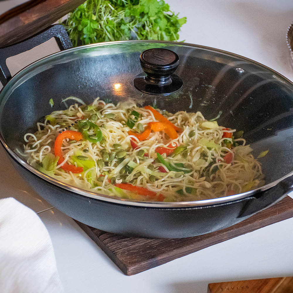 Satake Støpejerns wok 36 cm m/glasslokk og trelokk