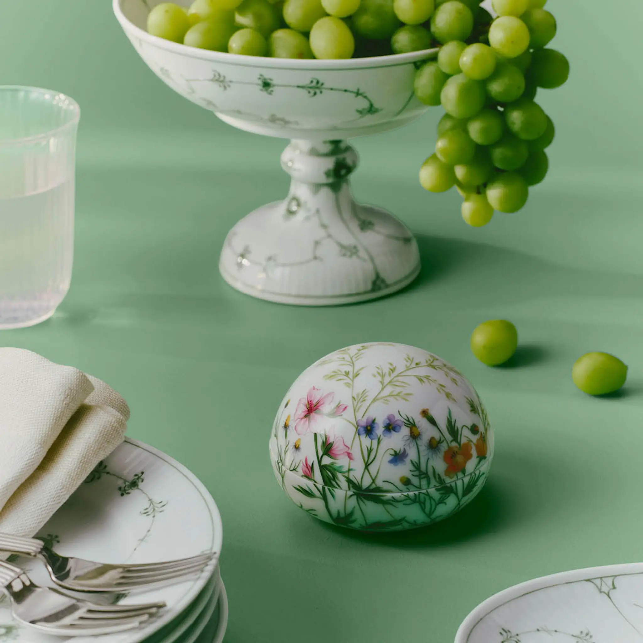 Royal Copenhagen Vårkollektion Bonbonniere 2026 10 cm ängsblommor