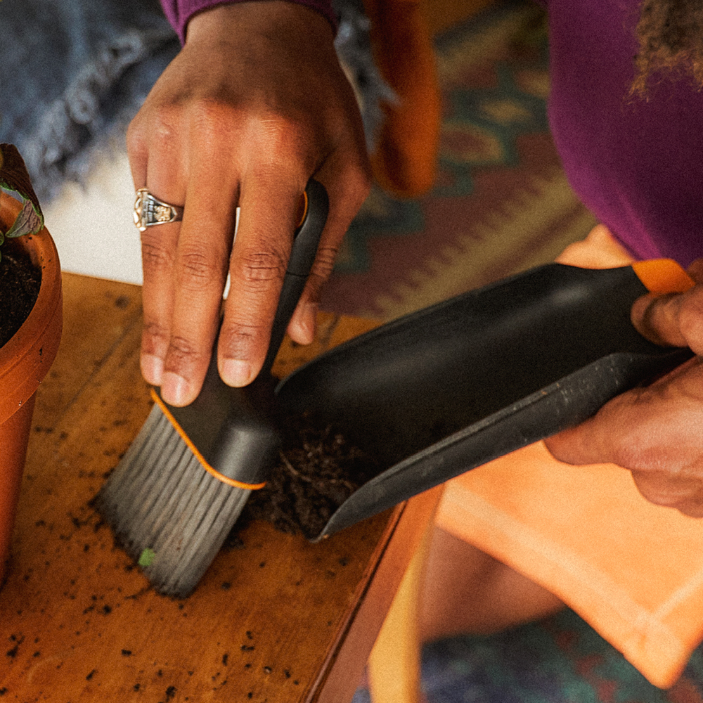 Fiskars Plantespade og kost 2-in-1