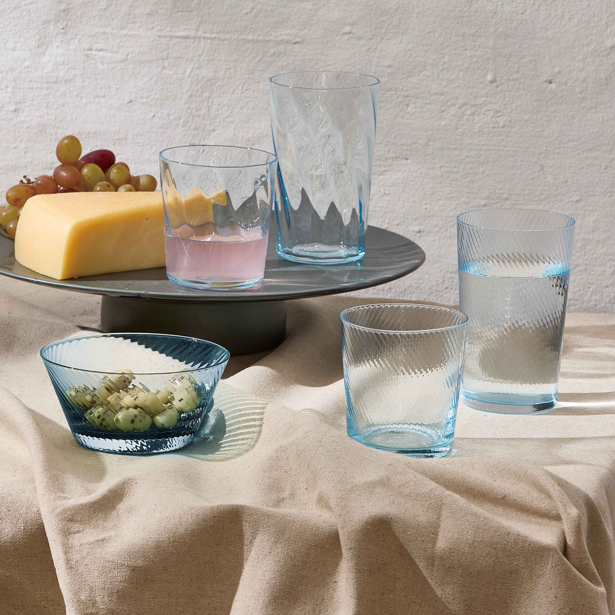 Aida RAW Unique swirl highball glas 45 cl light blue