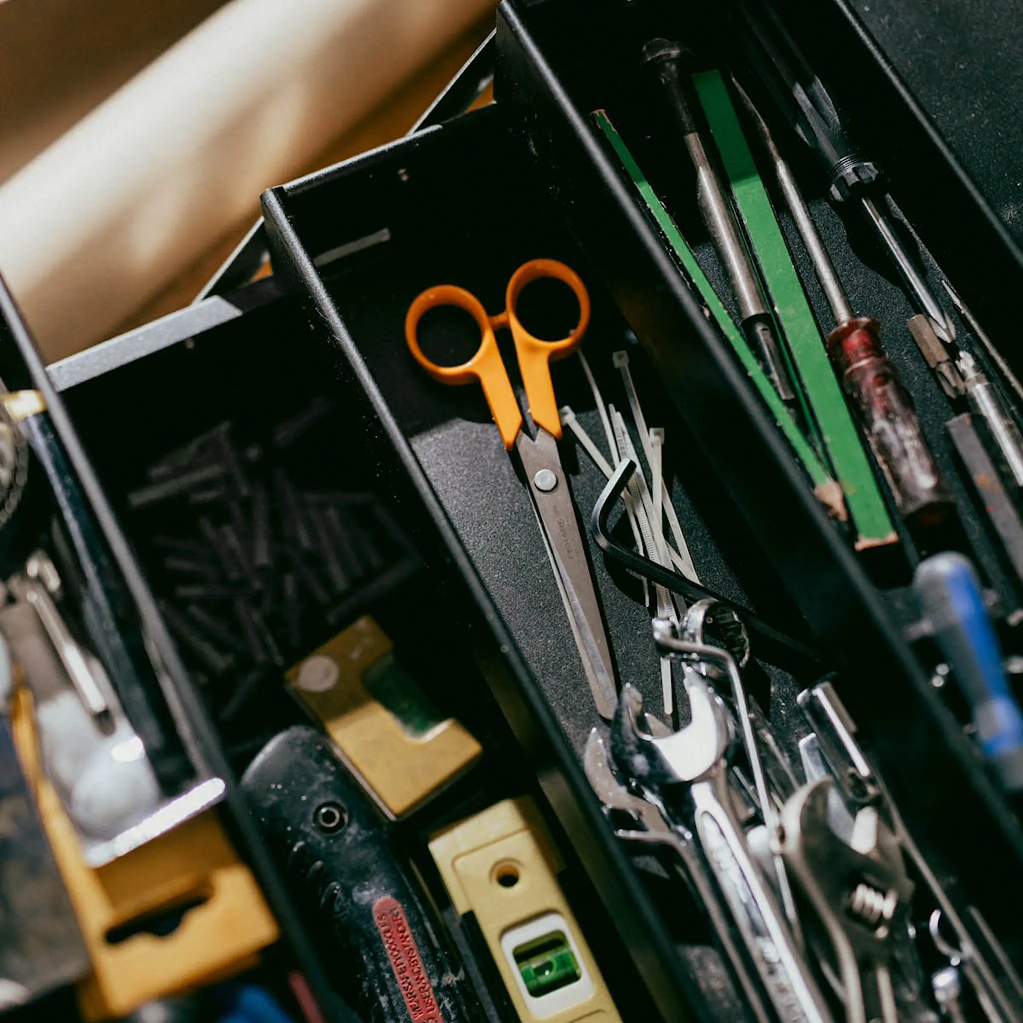 Fiskars Classic universalsax / papperssax 16 cm orange