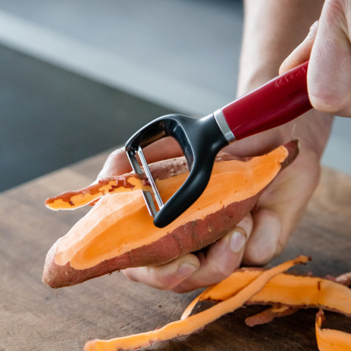 KitchenAid Core y skreller 18,8 cm empire red