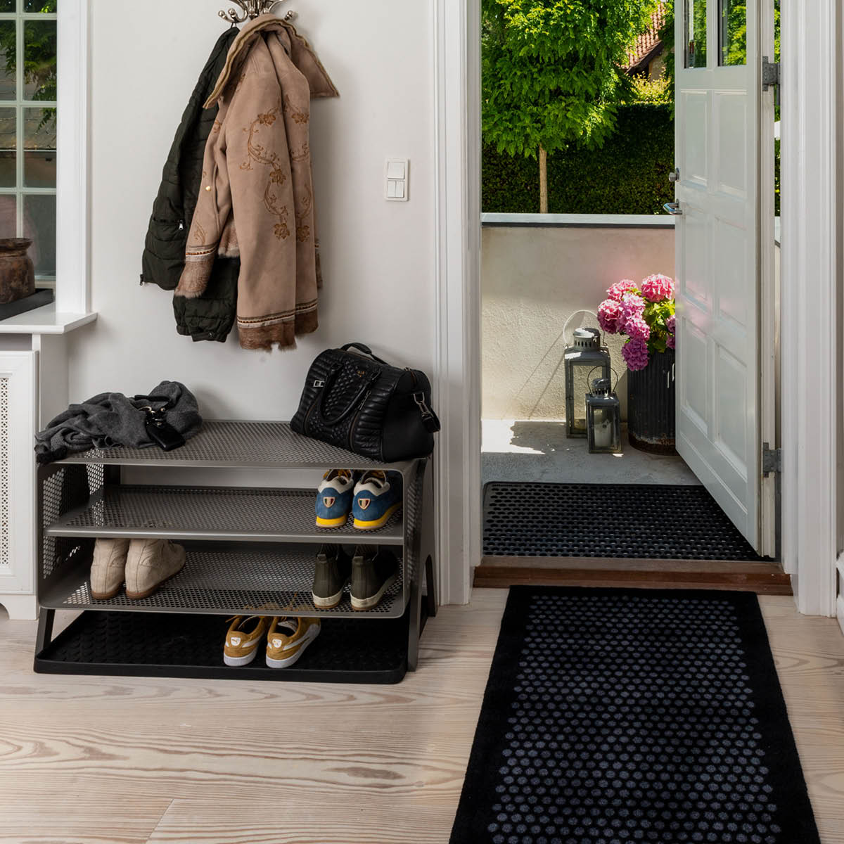 Tica Copenhagen Dot skobricka stor 88x38x3 cm svart