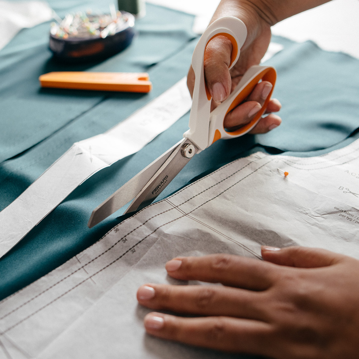 Fiskars RazorEdge tygsax softgrip 23 cm orange/vit